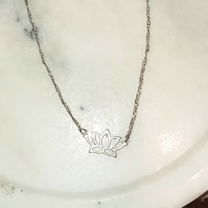 Lotus choker